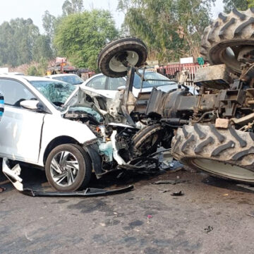 ट्रैक्टर और आई20 की गाड़ी टक्कर, दो बुजुर्ग व्यक्ति घायल
