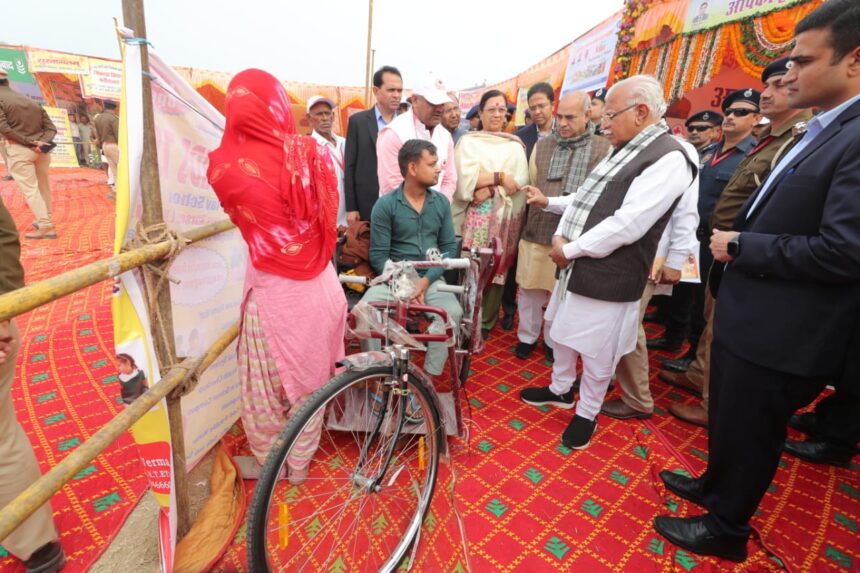 WhatsApp Image 2023-11-30 at 1.58.25 PM मुख्यमंत्री मनोहर लाल ने सफाई व्यवस्था ठीक ढंग से न करवाने पर नगर निगम के जेई संदीप को सस्पेंड करने के दिए आदेश