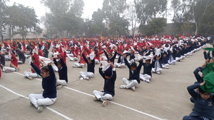 AIPRO 05 गणतंत्र दिवस समारोह के लिए स्थानीय लघु सचिवालय परिसर में फुल ड्रेस फाइनल रिहर्सल आयोजित-विभिन्न स्कूल के बच्चों ने पीटी, डंबल व लेजियम शो की दी शानदार प्रस्तुतियां