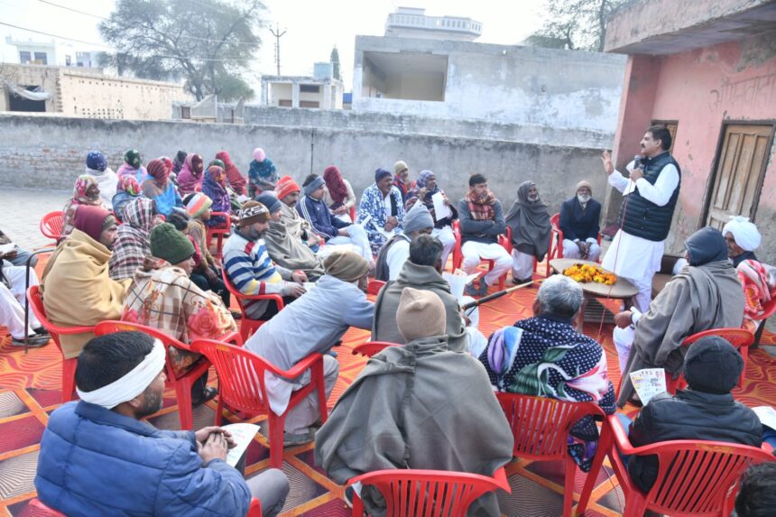 IMG-20240120-WA0010 – घर-घर कांग्रेस, हर घर कांग्रेस अभियान के दौरान ग्रामीणों से मुलाक़ात करते वरिष्ठ कांग्रेस व किसान नेता अनिल मान नलवा