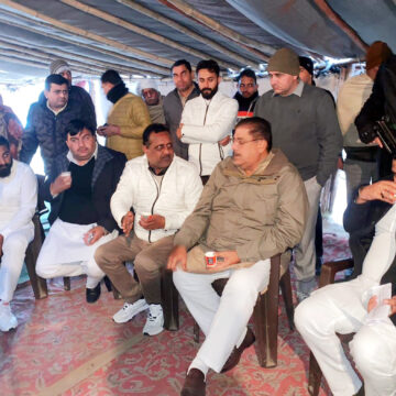 तलवंडी राणा धरने पर ग्रामीणों ने अजय चौटाला का काफिला रुकवाकर उठाई शेष बचे 3 कि.मी. रोड को बनवाने की मांग- अजय चौटाला ने दिया जल्द सडक़ मार्ग बनवाने का आश्वासन –