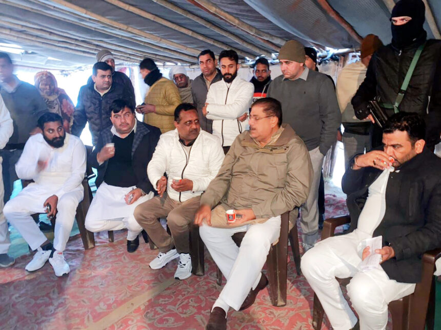 तलवंडी राणा धरने पर ग्रामीणों ने अजय चौटाला का काफिला रुकवाकर उठाई शेष बचे 3 कि.मी. रोड को बनवाने की मांग- अजय चौटाला ने दिया जल्द सडक़ मार्ग बनवाने का आश्वासन –