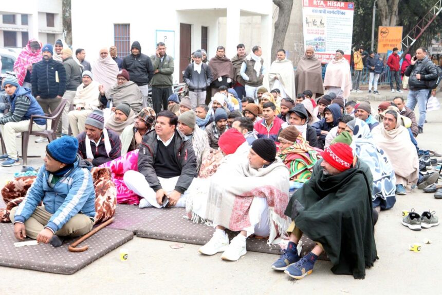 Roadways 1 हिसार डिपो में रहा पूर्णत: चक्का जाम, कर्मचारियों ने लिया उत्साह से भागहड़ताल में शामिल कर्मचारियों ने जताया सरकार के नकारात्मक रवैये पर रोषओपीएस बहाली संघर्ष समिति ने दिया समर्थन, सेवानिवृत नेता भी पहुंचे
