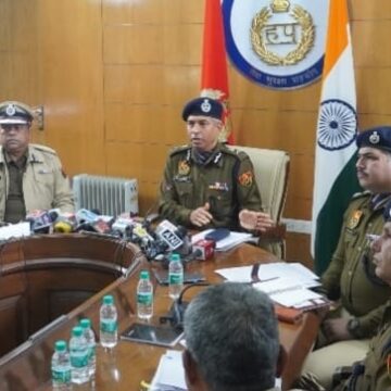 WhatsApp Image 2023-12-29 at 14.15.47_732b11bb पुलिस महानिदेशक शत्रुजीत कपूर ने राज्यव्यापी सुरक्षा उपायों को संबोधित किया हरियाणा पुलिस प्रमुख शत्रुजीत कपूर ने पत्रकारों से बातचीत में राज्य भर में सुरक्षा और सार्वजनिक विश्वास को मजबूत करने के उद्देश्य से कई पहल और उपलब्धियों की जानकारी दी।