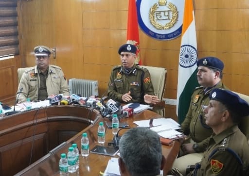 WhatsApp Image 2023-12-29 at 14.15.47_732b11bb पुलिस महानिदेशक शत्रुजीत कपूर ने राज्यव्यापी सुरक्षा उपायों को संबोधित किया हरियाणा पुलिस प्रमुख शत्रुजीत कपूर ने पत्रकारों से बातचीत में राज्य भर में सुरक्षा और सार्वजनिक विश्वास को मजबूत करने के उद्देश्य से कई पहल और उपलब्धियों की जानकारी दी।