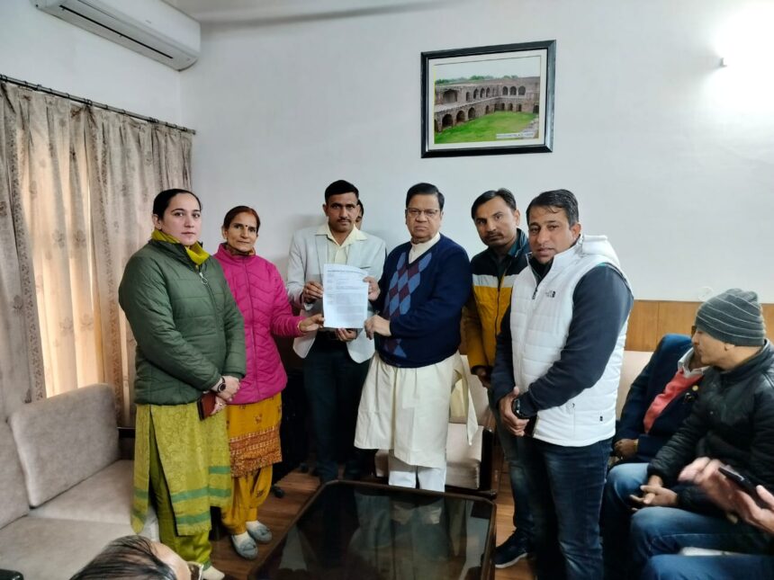 WhatsApp Image 2023-12-29 at 15.02.35_81288afa निकाय मंत्री ने सुनी जनसमस्याएं मौके पर किया निदान