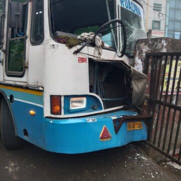 हिसार के बस स्टैंड पर रोडवेज की किलोमीटर स्कीम वाली बस संतुलन बिगड़ने के कारण एंट्री गेट से टकरा गई।