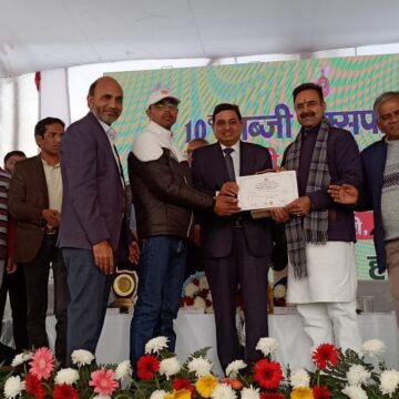 किसान अपनी फसलों का यथाशीघ्र करवाएं पंजीकरण :- उपायुक्त अजय कुमार- पंजीकरण करवाने वाले किसानों को मिलेगा कृषि विभाग की योजनाओं का सीधा लाभ- एमएसपी पर फसल बेचने के लिए जरूरी है फसलों का पंजीकरण- अब तक जिला के 18299 किसानों ने करवाया पंजीकरण- किसान स्वयं भी ऐप के माध्यम या ऑनलाइन पोर्टल से कर सकते है पंजीकरण- नजदीकी अटल सेवा केंद्र से भी करवा सकते है पंजीकरण