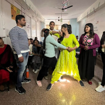 18Feb01Self def छात्राओं को सेल्फ डिफेंस तकनीक सिखाकर किया आत्मविश्वास का संचार- अंतरराष्ट्रीय कोच रोहतास कुमार ने छात्राओं को सिखाई सेल्फ डिफेंस की सरल व व्यावहारिक तकनीक