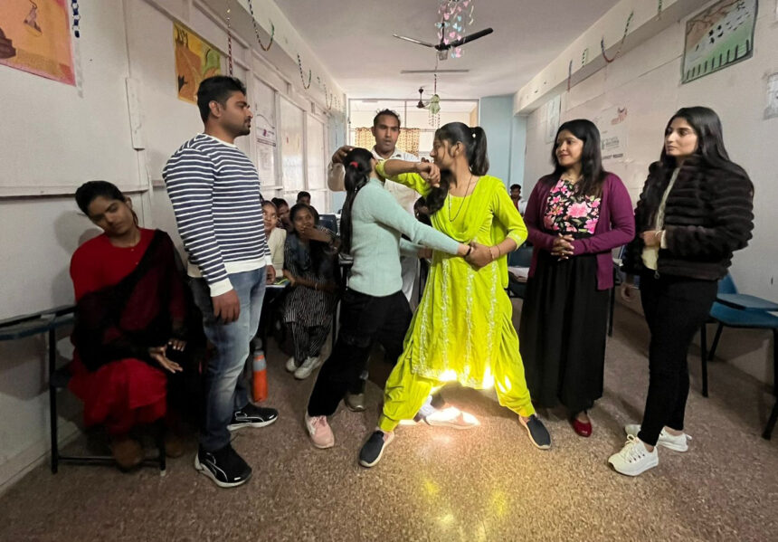 छात्राओं को सेल्फ डिफेंस तकनीक सिखाकर किया आत्मविश्वास का संचार- अंतरराष्ट्रीय कोच रोहतास कुमार ने छात्राओं को सिखाई सेल्फ डिफेंस की सरल व व्यावहारिक तकनीक