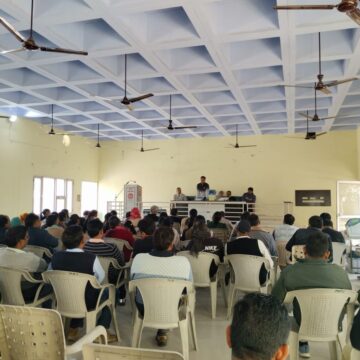 AIPRO (6) किसान रेस्ट हाऊस में अधिकारियों व कर्मचारियों के लिए ईवीएम प्रशिक्षण शिविर आयोजित-मास्टर ट्रेनर ने अधिकारियों व कर्मचारियों को दिया ईवीएम व वीवीपैट का प्रशिक्षण
