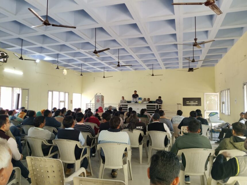 किसान रेस्ट हाऊस में अधिकारियों व कर्मचारियों के लिए ईवीएम प्रशिक्षण शिविर आयोजित-मास्टर ट्रेनर ने अधिकारियों व कर्मचारियों को दिया ईवीएम व वीवीपैट का प्रशिक्षण