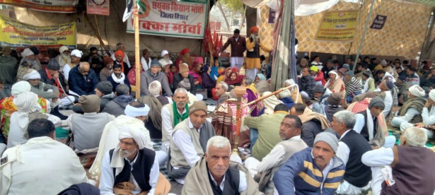 *किसानों ने धरना स्थल पर किसान विरोधी बजट की प्रतियां फूंकी*