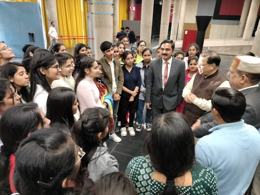 विधान सभा सत्र कार्यवाई देखने पहुंचे रा.महिला महाविद्दालय के छात्राओं का निकाय मंत्री ने किया स्वागत। दी  विधान सभा सत्र की विस्तृत जानकारी 