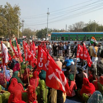 IMG20240216141834 राष्ट्रव्यापी हड़ताल के दौरान कर्मचारियों ने बाजारों में किया प्रदर्शन, सरकार की नीतियों की खोली पोलकर्मचारियों ने आम जनता के साथ मिलकर हड़ताल को बनाया सफल : धर्मवीर फोगाट