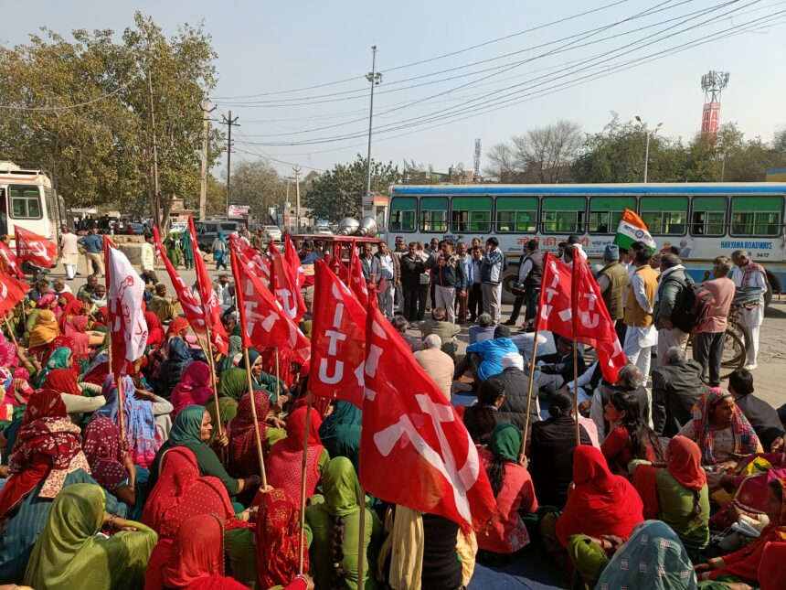 IMG20240216141834 राष्ट्रव्यापी हड़ताल के दौरान कर्मचारियों ने बाजारों में किया प्रदर्शन, सरकार की नीतियों की खोली पोलकर्मचारियों ने आम जनता के साथ मिलकर हड़ताल को बनाया सफल : धर्मवीर फोगाट
