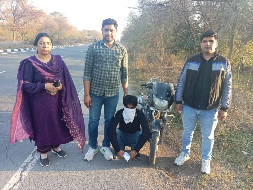 IMG20240222173013 *हरियाणा राज्य नार्कोटिक्स कन्ट्रोल ब्यूरो युनिट हिसार की टीम ने नेशनल हाईवे गांव चिकनवास नजदीक काजला मोड़ हाईवे पुल से एक नशा तस्कर को हेरोईन समेत किया काबू।*