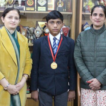 होली चाइल्ड सीनियर सेकेंडरी स्कूल के छात्र जोगेन्द्र सिंह ने कुश्ती में जीता सोना