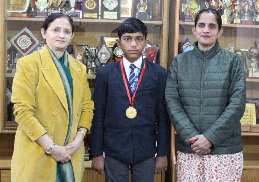 होली चाइल्ड सीनियर सेकेंडरी स्कूल के छात्र जोगेन्द्र सिंह ने कुश्ती में जीता सोना