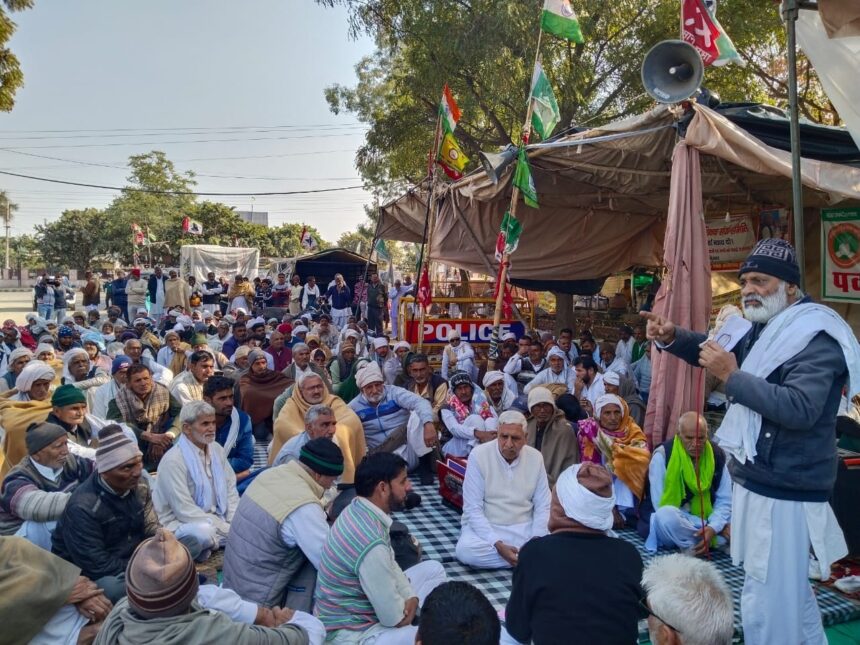 Photo Dharna (2) हिन्दू, मुस्लिम, सिख, इसाई का भाईचारा जोडऩे के लिए किसान और मजदूरों को संविधान की प्रस्तावना की शपथ दिलाई- किसान धरने का 35वां दिन, भाकियू ने संभाला मोर्चा –