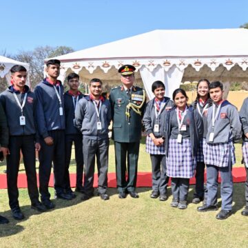 SW Command Army Commander with School Children हिसार सैन्य स्टेशन पर दक्षिण पश्चिमी कमान अलंकरण समारोह आयोजित