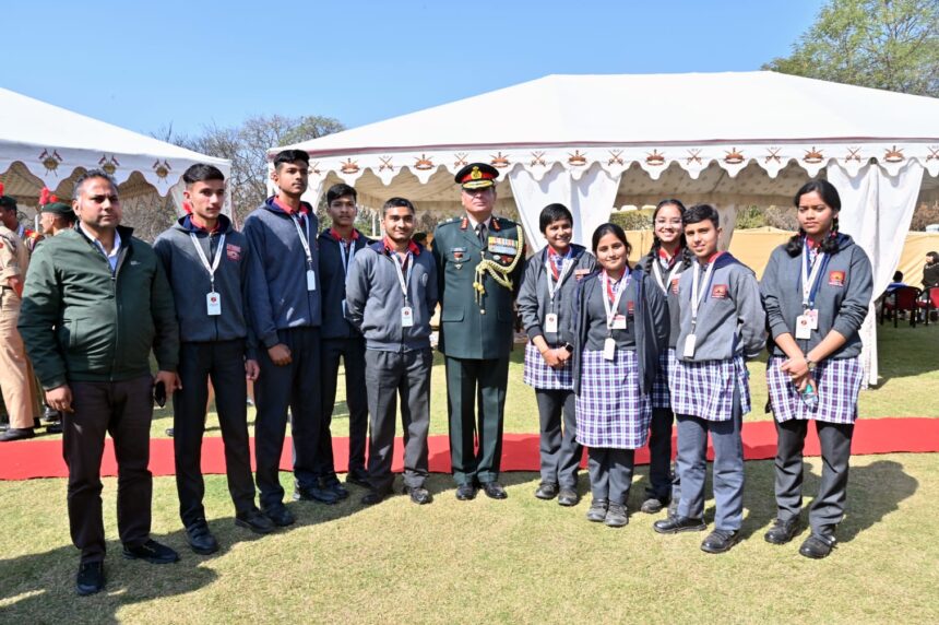 SW Command Army Commander with School Children हिसार सैन्य स्टेशन पर दक्षिण पश्चिमी कमान अलंकरण समारोह आयोजित
