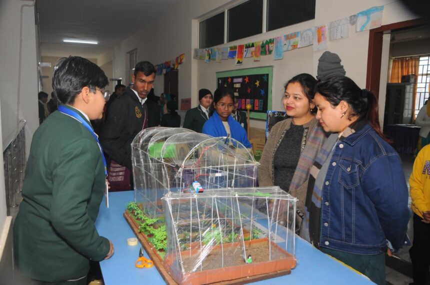 St. Xavier School Photo-2 *सेंट जेवियर स्कूल में आयोजित विज्ञान प्रदर्शनी में छात्रों ने दिखाई अपनी प्रतिभा*