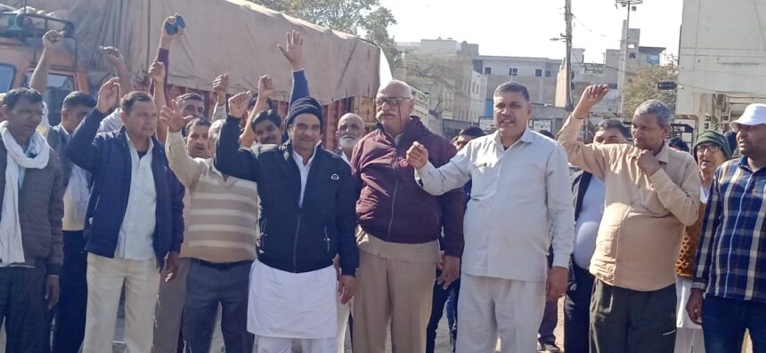 *हिट एंड रन कठोर कानून के खिलाफ ट्रांसपोर्ट वर्करों ने प्रदर्शन कर उपायुक्त को ज्ञापन सौंपा*