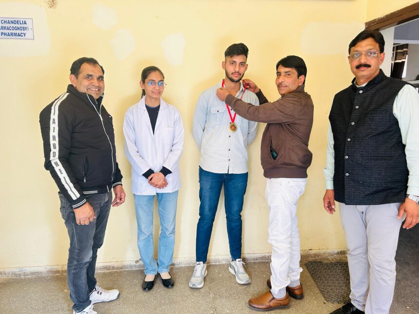 विद्यार्थियों की उद्यमी प्रवृत्ति से भारत विकसित देश बनने की ओर अग्रसर: डॉ कुलवीर अहलावतएनएसएस स्वयंसेवक मनीष व निशा को किया सम्मानित