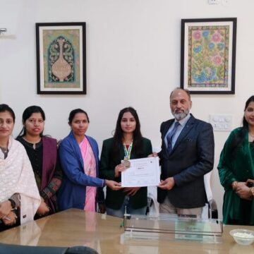 टाइटल:  वाणिज्य विभाग की छात्रा इशिता ने इंस्टॉलेशन में प्राप्त किया प्रथम स्थान