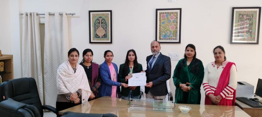image0 टाइटल: वाणिज्य विभाग की छात्रा इशिता ने इंस्टॉलेशन में प्राप्त किया प्रथम स्थान