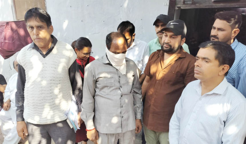 Anti copy नगर परिषद के क्लर्क को एंटी करप्शन ब्यूरो की टीम ने रिश्वत लेते पकड़ा