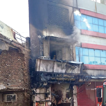 पारिजात चौक पर फूलों की दुकान में आग, लाखों रूपए का नुकसान