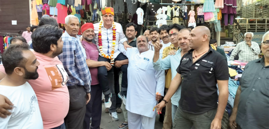 हांसी नगर परिषद में भ्रष्टाचार को उजागर करने वाले सुमित कथूरिया का उमरा गेट व्यापार मंडल के सदस्यों ने किया स्वागत 
