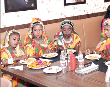 छुपी मुस्कान फाउंडेशन ने झुग्गी-झोपड़ी में रहने वाले लोगों के साथ मनाया रंग बरसे कार्यक्रम