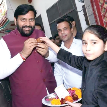 विजय सैनी की पुत्री ईशा ने किया मुख्यमंत्री नायब सैनी का स्वागत
