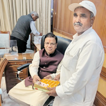डा. कमल गुप्ता को मंत्री बनाए जाने पर चंडीगढ़ कार्यालय में समाजसेवी योगराज शर्मा ने बधाई व शुभकामनाए दी 