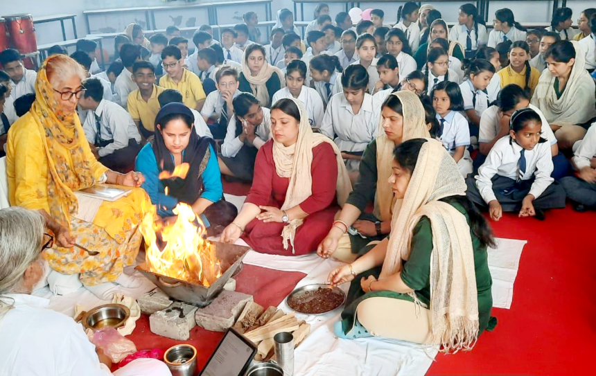 BM Model school copy बीडी मॉडल सीनियर सेकेंडरी स्कूल में हवन द्वारा नए सत्र का शुभारंभ