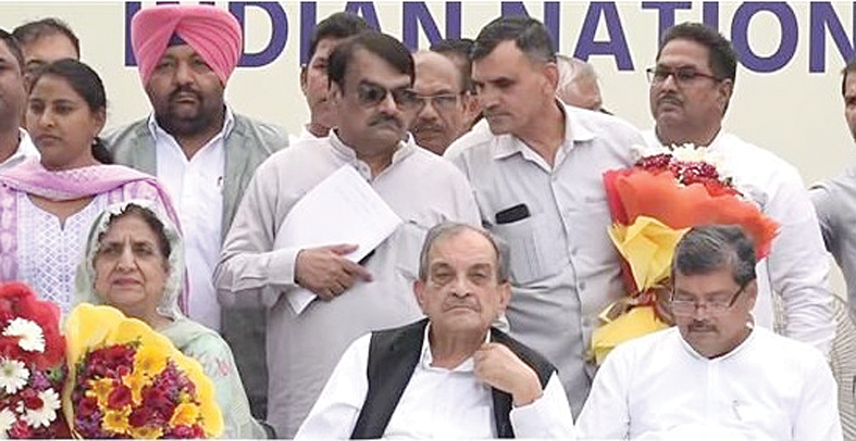 Birinder singh copy पूर्व मंत्री बीरेंद्र सिंह कांग्रेस में शामिल, बोले- हुड्डा मेरी बुआ का छोरा