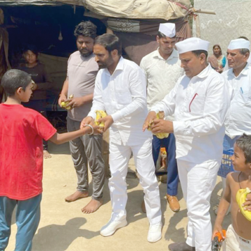 Birjlala copy (1) बृजलाल बहबलपुरिया ने झुग्गी-झोपडिय़ों में फल वितरित कर मनाया जन्म दिवस
