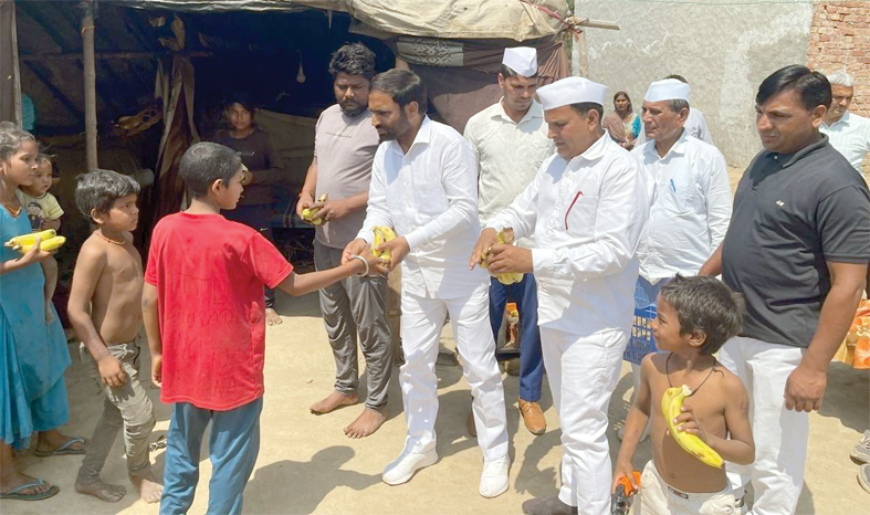 Birjlala copy (1) बृजलाल बहबलपुरिया ने झुग्गी-झोपडिय़ों में फल वितरित कर मनाया जन्म दिवस