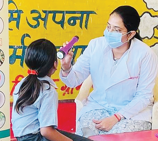 Dental copy धिकताना के मिडल स्कूल में दंत जांच शिविर लगाया, बच्चों को दांतों की सफाई व देखभाल के बारे में दी जानकारी