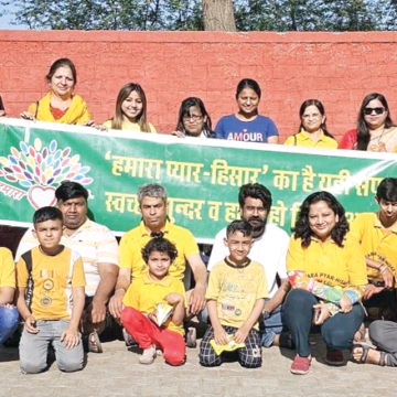 Hamar pyar copy हमारा प्यार हिसारÓ की टीम ने सिटी थाने के सामने की बदरंग दीवार को सुंदर बनाने के अभियान को जारी रखा