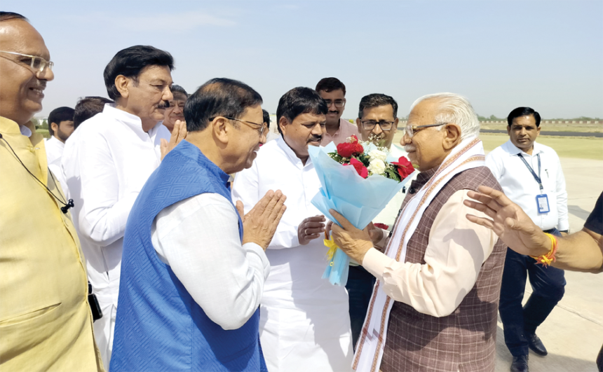 Khatar copy हिसार हवाई अड्डे पर किया पूर्व सीएम मनोहर लाल खट्टर का स्वागत