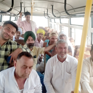 Kisan copy पूर्व सीएम से सवाल पूछने जा रहे सैकड़ों कि