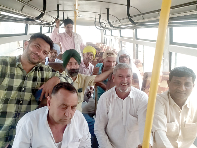 Kisan copy पूर्व सीएम से सवाल पूछने जा रहे सैकड़ों कि
