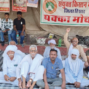 Kisan dharna copy मांगों को लेकर किसानों का बेमियादी धरना