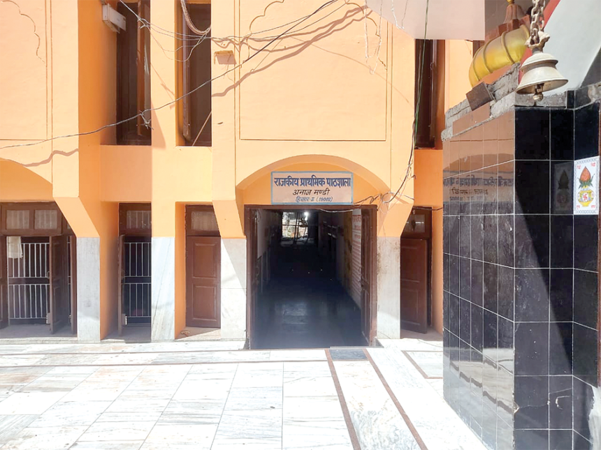 Mandir copy नई मंडी के मंदिर और स्कूल का विवाद : एडीसी ने किया निरीक्षण