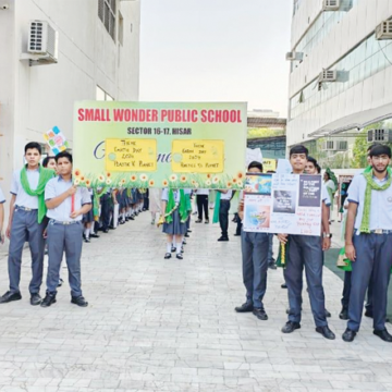 स्मॉल वंडर पब्लिक स्कूल में अर्थ डे पर निकाली जागरूकता रैली