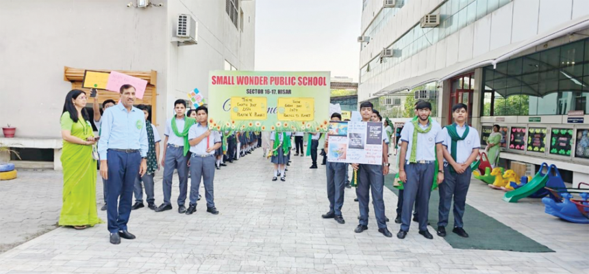 स्मॉल वंडर पब्लिक स्कूल में अर्थ डे पर निकाली जागरूकता रैली